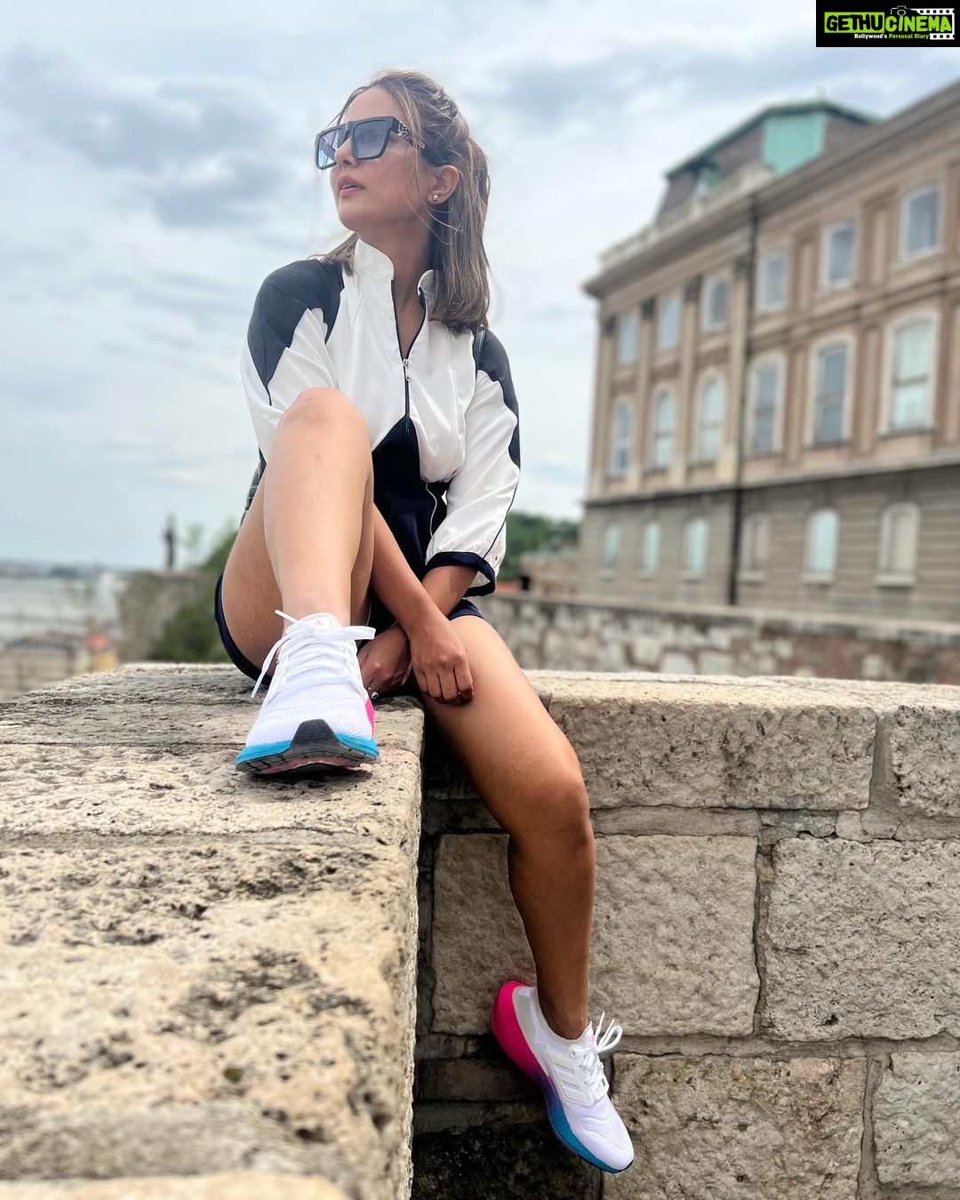 Hina Khan Instagram - Things end but memories last forever.. A day from my trip to Budapest..