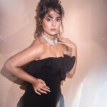 Hina Khan Instagram - 🖤 . . . . Gown by @theohailakhanofficial Choker @renuoberoiluxuryjewellery Ring by @hybajewels Styled by @sayali_vidya 📸 @rishabhkphotography MUAH @sachinmakeupartist1 @shab_qureshi786