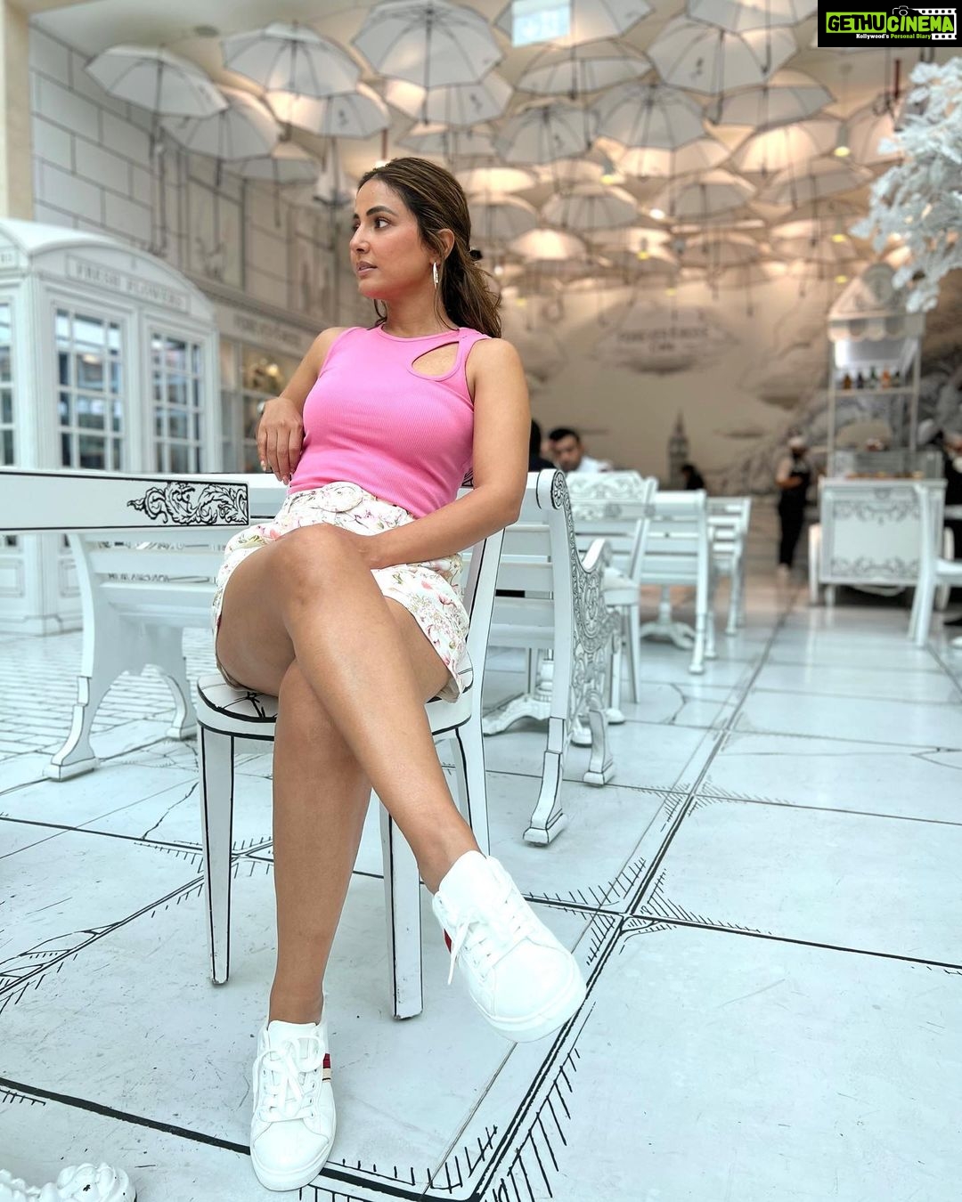 Hina Khan Instagram - Sending Love, wherever it is needed! πΈβ€οΈπΈ #HKInAbuDhabi . . . . . . π @forevernew_india π @londonrag_in