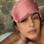 Huma Qureshi Instagram - Home .. my happy place … laze in bed and pose in bed kinda morningggggg 😜 #nomakeup #goodmorning #poserforlife