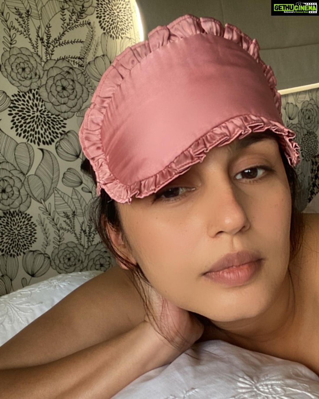Huma Qureshi Instagram - Home .. my happy place … laze in bed and pose in bed kinda morningggggg 😜 #nomakeup #goodmorning #poserforlife