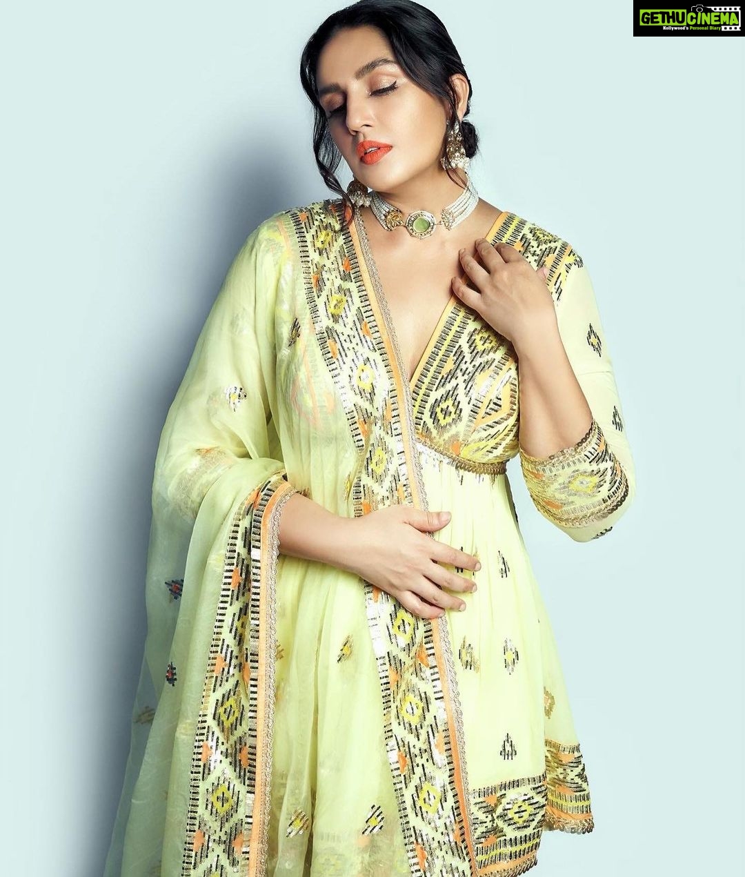 Huma Qureshi Instagram - Life is too short. Love with passion. Live with gratitude. 😇🥰 #mindfulness #gratitude #practise #mindfulness #love Stylist @sanamratansi Outfit @gopivaiddesigns Jewellery @minerali_store Photo @kkarmaa.studio
