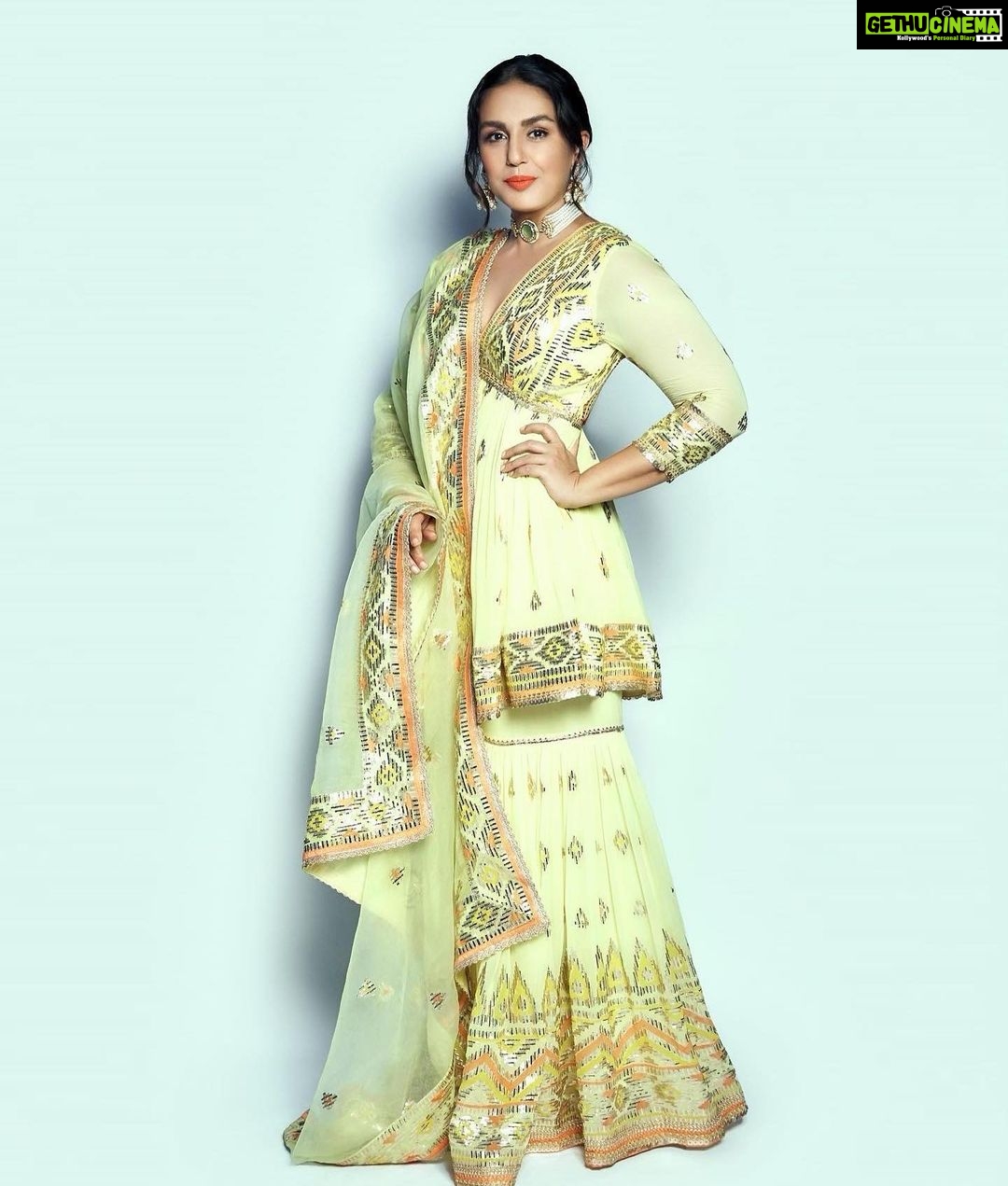 Huma Qureshi Instagram - Life is too short. Love with passion. Live with gratitude. 😇🥰 #mindfulness #gratitude #practise #mindfulness #love Stylist @sanamratansi Outfit @gopivaiddesigns Jewellery @minerali_store Photo @kkarmaa.studio