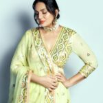 Huma Qureshi Instagram - Life is too short. Love with passion. Live with gratitude. 😇🥰 #mindfulness #gratitude #practise #mindfulness #love Stylist @sanamratansi Outfit @gopivaiddesigns Jewellery @minerali_store Photo @kkarmaa.studio