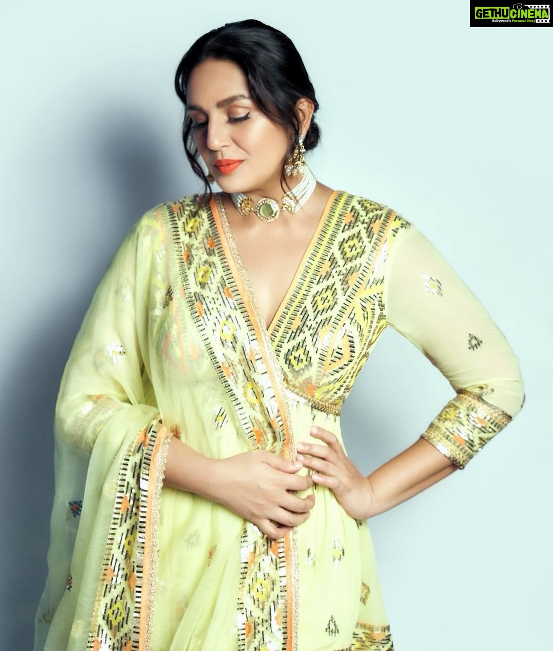 Huma Qureshi Instagram - Life is too short. Love with passion. Live with gratitude. 😇🥰 #mindfulness #gratitude #practise #mindfulness #love Stylist @sanamratansi Outfit @gopivaiddesigns Jewellery @minerali_store Photo @kkarmaa.studio