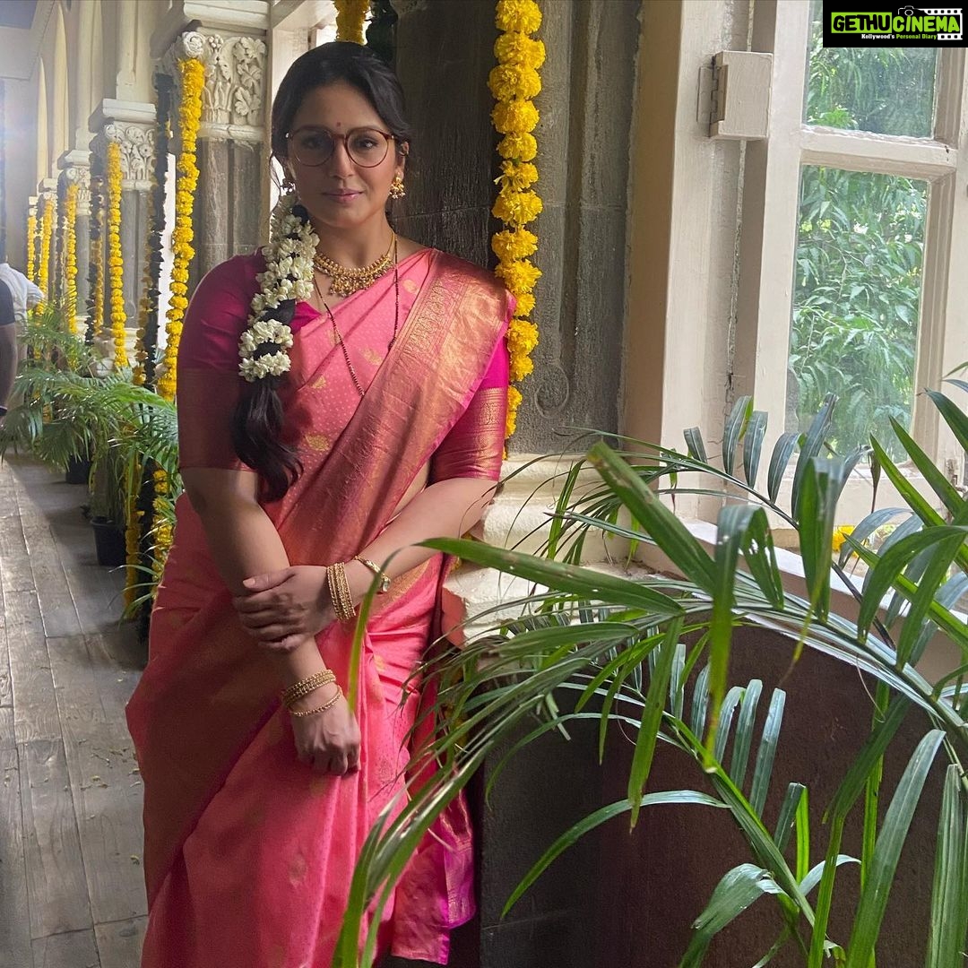 Huma Qureshi Instagram - Happy Bday Tarla ji !! As we almost come towards the end of this beautiful journey (of filming) .. I cannot help but think of the quiet strength, love, humour and empathy you had. They say every character you play as an actor leaves an impression on your soul… you definitely left a deep one on mine 🤗☺️ Thank you for cooking up a storm .. literally 🙏🏻❤️ 🥘 🍲🤤 #Tarla #TarlaDalal #HappyBday Swipe to see moi