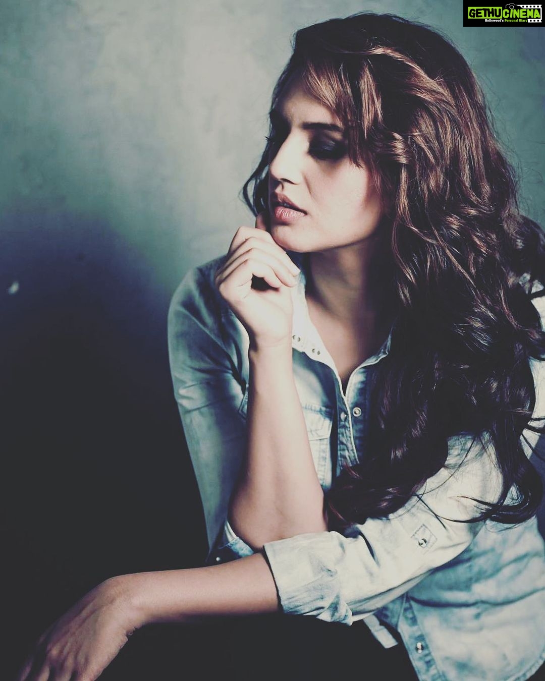 Huma Qureshi Instagram - Wait and Watch … Sit silently and let the grass grow by itself - Zen saying #musings #sunday #funda