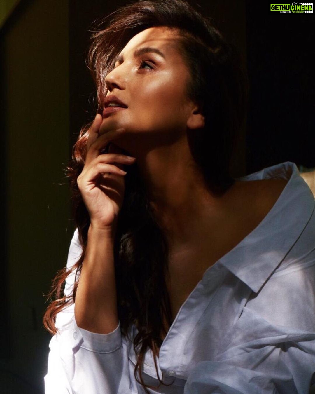 Huma Qureshi Instagram - Prancing with sunbeams … Listening to the silence .. it has much to say .. #silence #sunbeams