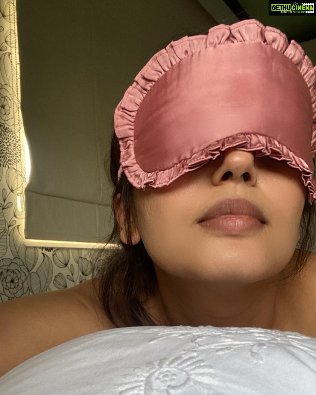 Huma Qureshi Instagram - Home .. my happy place … laze in bed and pose in bed kinda morningggggg 😜 #nomakeup #goodmorning #poserforlife