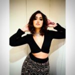 Ileana D'Cruz Instagram - @sanamratansi decks me up gooood 🖤 @ridhimabhasinofficial @pooja_diamond ✨