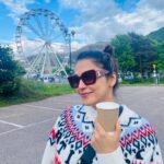 Isha Koppikar Instagram - Life is good with coffee in a hand and a Ferris wheel in the background! ☕️ #coffee #coffeetime #coffeelover #coffeeaddict #espresso #love #coffeelovers #breakfast #foodie #instagood #coffeegram #coffeeholic #caf #instacoffee #latteart #coffeebreak #chocolate #specialtycoffee #instafood #cappuccino #goodmorning