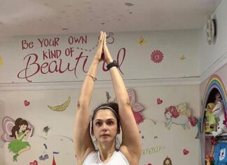 Isha Koppikar Instagram - Yoga is like music. The rhythm of the body, the melody of the mind, and the harmony of the soul create the symphony of life. Happy International Yoga Day and happy world music day 🎶 #yogaday #yogapractice #yogaeveryday #yogareel #worldmusicday #music #yogaeverydamnday #yogajourney #breatheinbreatheout #musicday #trendingreels #reelsofinstagram Mumbai, Maharashtra