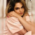 Isha Koppikar Instagram – Sunday snuggles. Don’t forget to give yourself a tight hug today 🤗

#sundayfunday #sundayvibes #hugyourself #selfcare #loveyourself