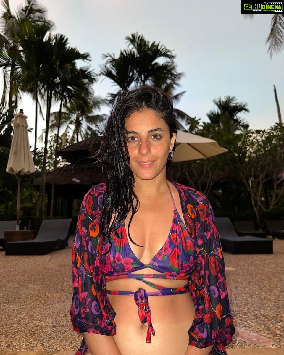Isha Talwar - 161.3K Likes - ☀️☀️🏝
Wearing @izsi_india 🌸💜