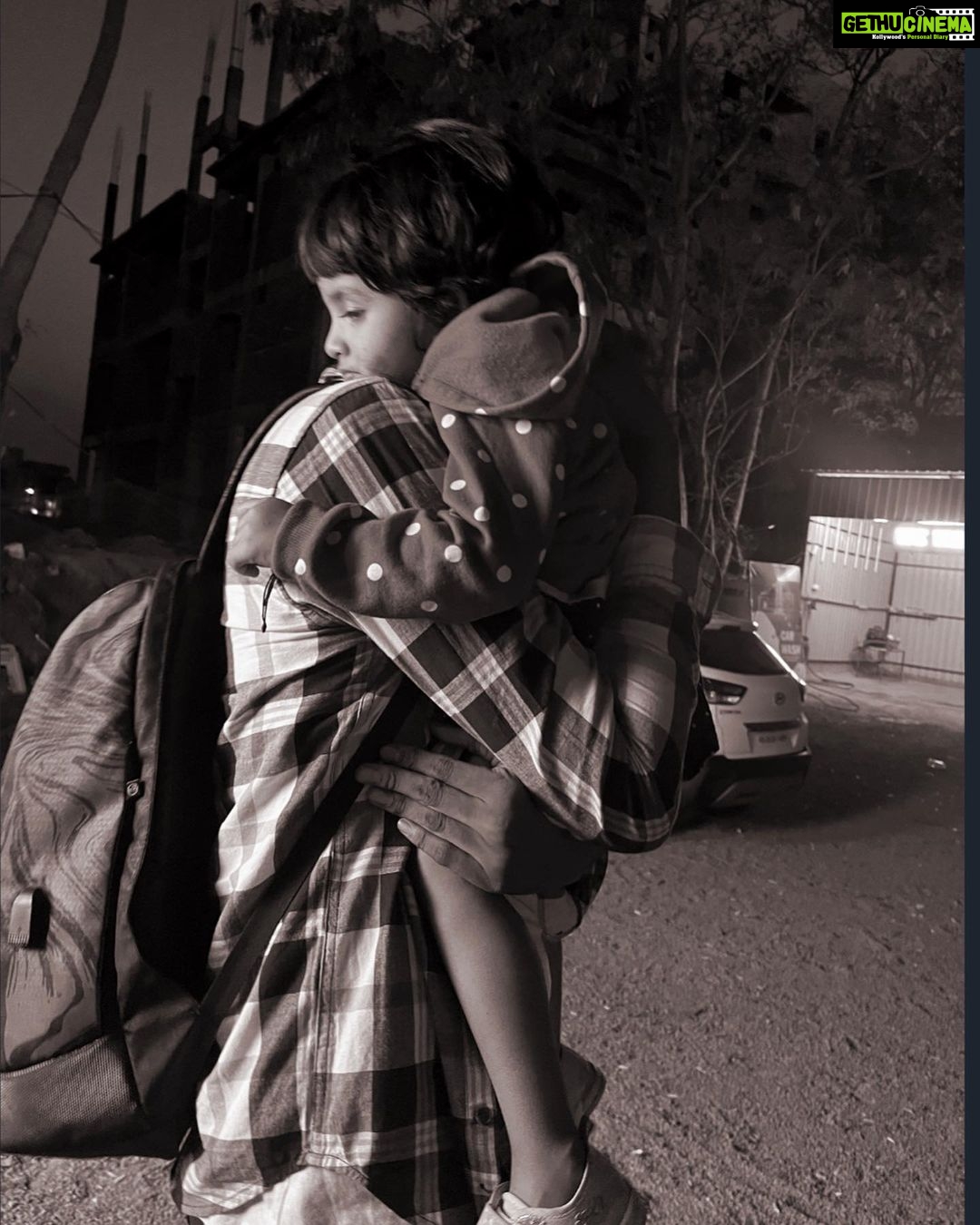 Ishika Singh Instagram - One of my favourites β¦ they say picture speaks a thousand words and this pic is surely one of them β¦ it did touch my heart .. innocence and trust of baby β¦ n the warmth and comfort given by the man holding her . This is my bajrangibhaijan moment or pic β¦ do share yours if u r as free and idle like me today lolz π#bajrangibhaijaan #bajrangi #uncleandniece #uncleandniecebonding #toddlerlife #toddlerlove #pictureoftheday #pictureperfect #picturebook #picturewall #specialmoments #closetoheart #dilkhush #somethingdifferent #momemts #lovewins #loveaboveall #lovefamily