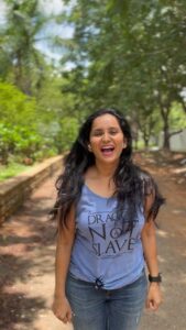 Ishika Singh Instagram - Rang saari … I tried something in little time I was left with after my baby went to school #reelsinstagram #reelsvideo #reelkarofeelkaro #reelit #reelitfeelit🧚🏼‍♀️ #dancingmom #dancing #lovetodance #dancereels #dancevideo #dancing #dancemoms #jugjuggjeeyo #jugjugjeeve #raangsaari #rangsarisong❤️