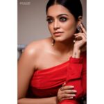 Janani Iyer Instagram - Pursue what catches your heart, not what catches your eyes! Make up- @artistrybyolivia Hair- @mani_stylist_ Photographer- @ajay_shadowsphotography @shadowsphotographyy Outfit- @archana.karthick Earrings- @theamethyststore