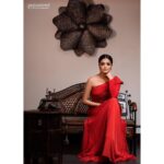 Janani Iyer Instagram - Red leaves the other colors blushing with emotions. Make up- @artistrybyolivia Hair- @mani_stylist_ Photographer- @ajay_shadowsphotography @shadowsphotographyy Outfit- @archana.karthick Earrings- @theamethyststore