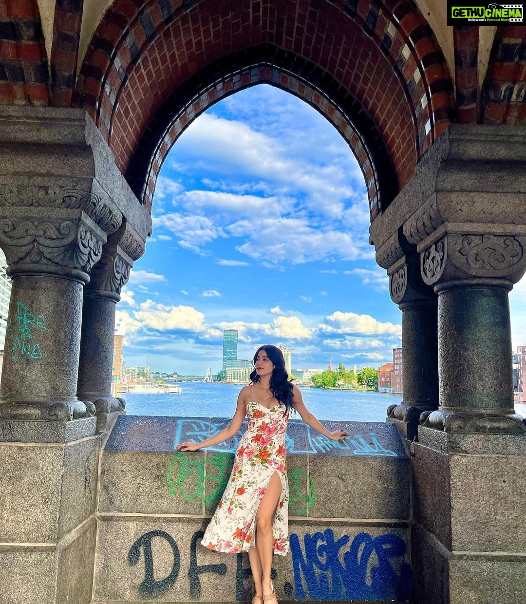 Janhvi Kapoor Instagram - hallo Berlin!