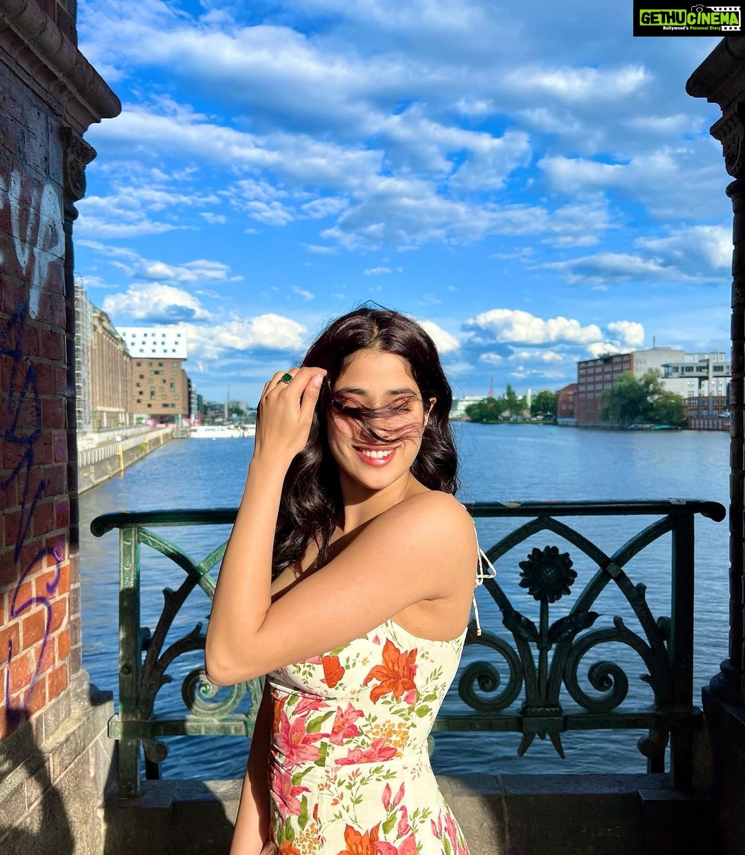 Janhvi Kapoor Instagram - hallo Berlin!