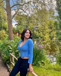 Janhvi Kapoor Instagram - 🌸 “to see we must forget the name of the thing we’re looking at” - Monet 🌸