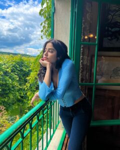 Janhvi Kapoor Instagram - 🌸 “to see we must forget the name of the thing we’re looking at” - Monet 🌸