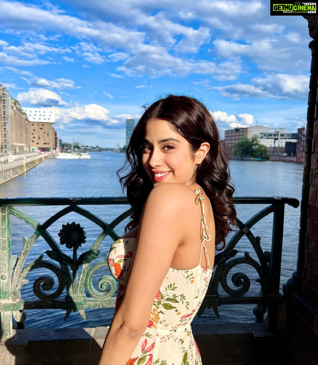 Janhvi Kapoor Instagram - hallo Berlin!