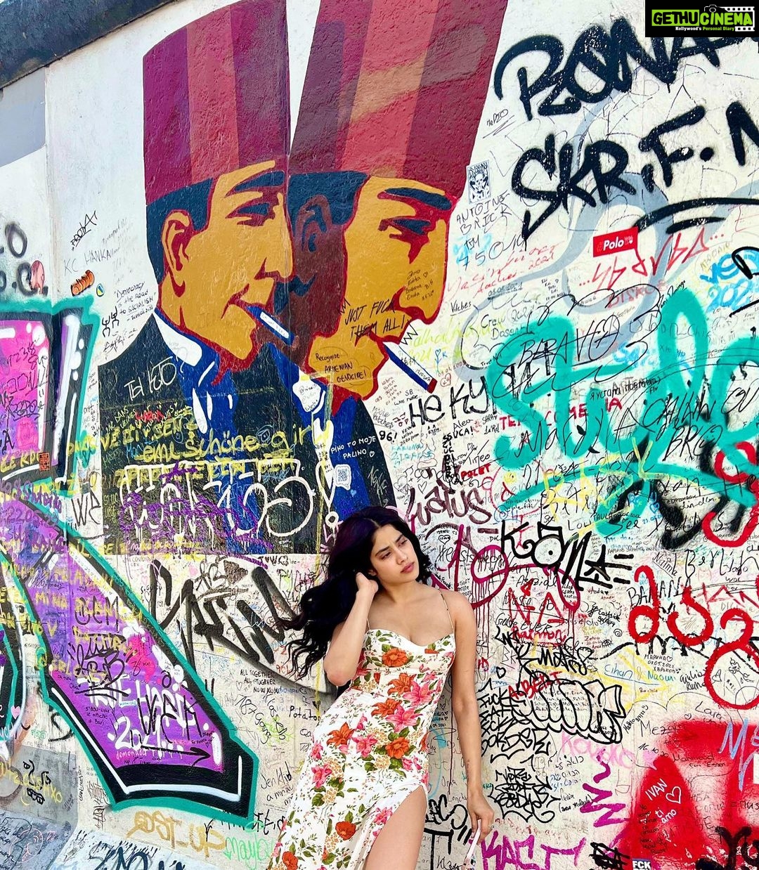 Janhvi Kapoor Instagram - hallo Berlin!