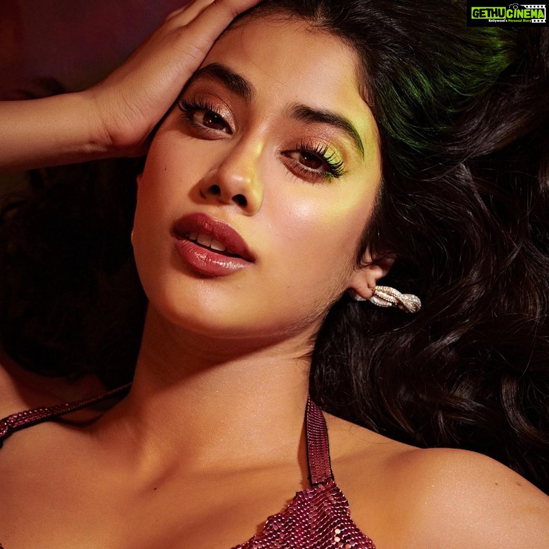 Janhvi Kapoor Instagram - meet me on a monday 💕