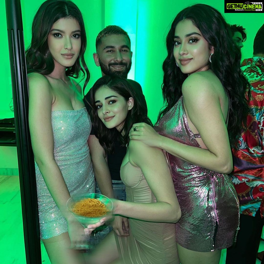 Janhvi Kapoor Instagram - meet me on a monday 💕