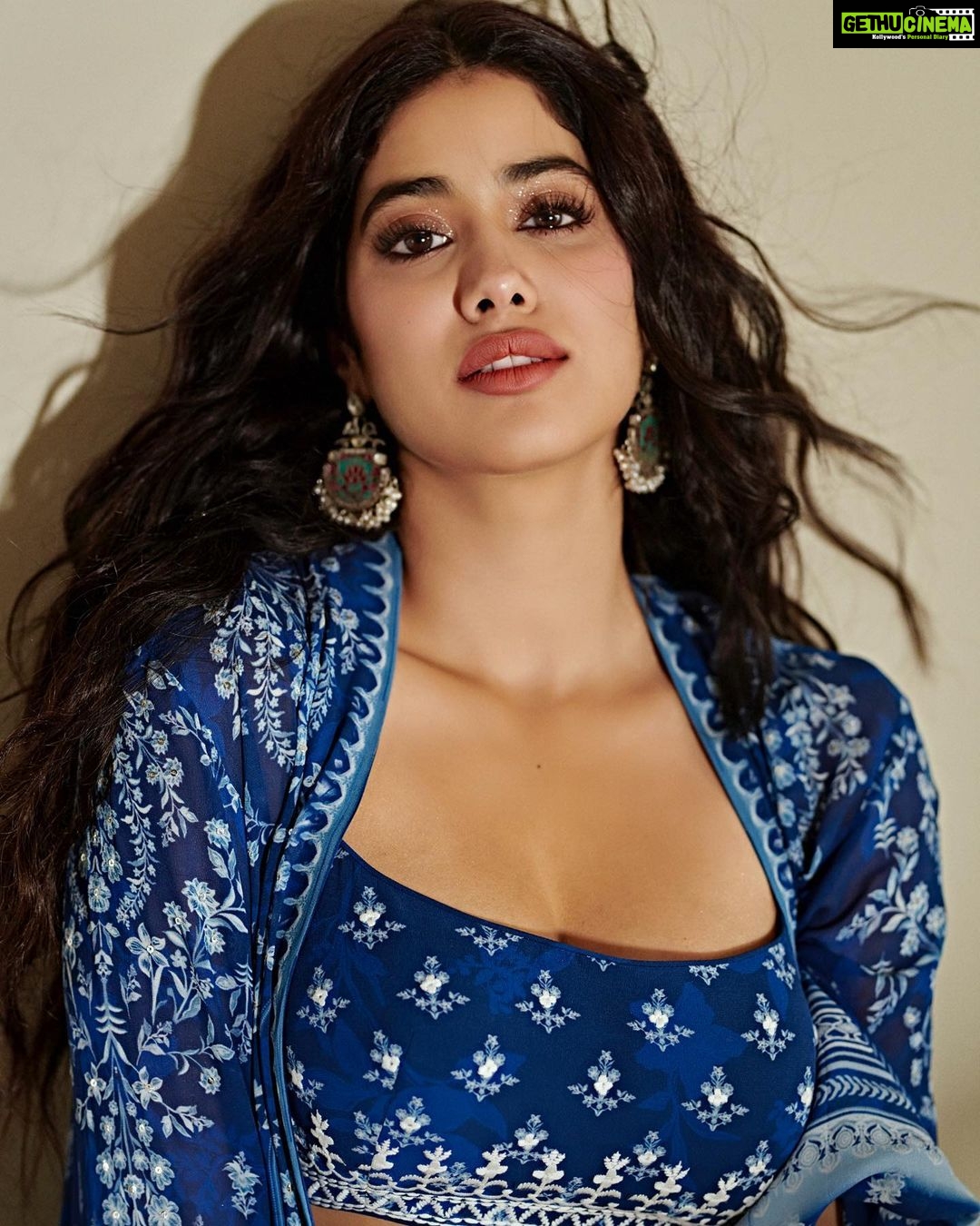 Janhvi Kapoor Instagram - shades of cool #GoodLuckJerry