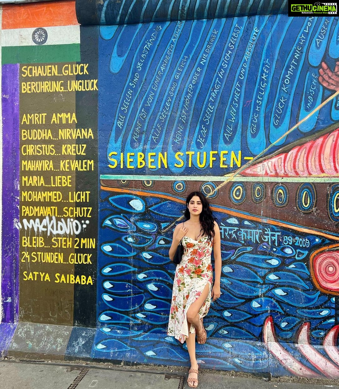 Janhvi Kapoor Instagram - hallo Berlin!
