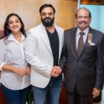 Jayasurya Instagram - Golden visa Moments ❤️ @yusuffali.ma VNandakumar @elvischummar #UAE #GoldenVisa #Actor #IndianFilms #AbuDhbai #Dubai #Honored #MalayalamCinema
