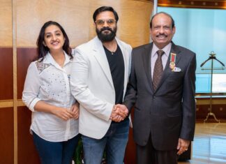 Jayasurya Instagram - Golden visa Moments ❤️ @yusuffali.ma VNandakumar @elvischummar #UAE #GoldenVisa #Actor #IndianFilms #AbuDhbai #Dubai #Honored #MalayalamCinema