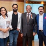 Jayasurya Instagram - Golden visa Moments ❤️ @yusuffali.ma VNandakumar @elvischummar #UAE #GoldenVisa #Actor #IndianFilms #AbuDhbai #Dubai #Honored #MalayalamCinema