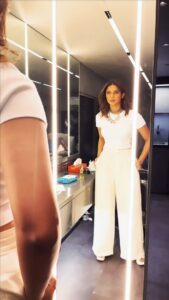 Jennifer Winget Instagram - Vain-ity diaries! ☺️ 💄 @sonamvaghani.mua 🙆 @hairbysharda 👗 @natashaabothra