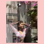 Jennifer Winget Instagram - “Who’s that sexy thang, I see over there? It’s me, standing in the mirror”🎶 📸 @simmerouquai 🩱@a.la.modebyakanksha