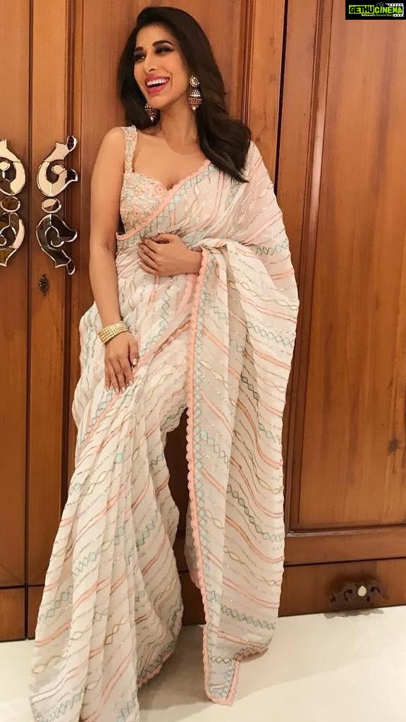 Joy Crizildaa Instagram - To place an order Kindly DM ! ❤️ Disclaimer : color may appear slightly different due to photography No exchange or return Unpacking video must for any sort of damage complaints Threads here and there, missing threads,colour smudges are not considered as damage as they are the result in hand woven sarees.