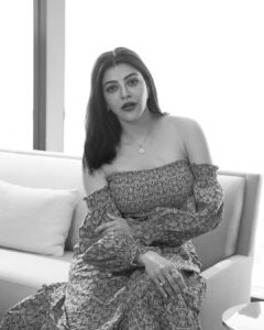 Kajal Aggarwal Instagram - Got myself a serious case of Classic 🤍🖤
.

@malie.official
@inaya_accessories
@blingthingstore
@radhikaagarwalstudio
@fourseasonsresidencesmumbai
@aishwaryaa.nayak
 @ritikasachdevaa
 @saumyathakur 
@thatclichechic
 @xrishikax
@piyupalkar
@khan_do_makeup