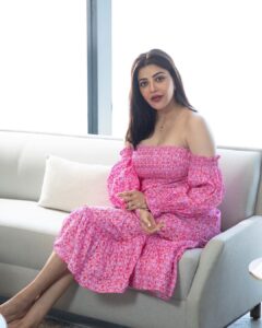 Kajal Aggarwal Instagram - Got myself a serious case of Classic 🤍🖤
.

@malie.official
@inaya_accessories
@blingthingstore
@radhikaagarwalstudio
@fourseasonsresidencesmumbai
@aishwaryaa.nayak
 @ritikasachdevaa
 @saumyathakur 
@thatclichechic
 @xrishikax
@piyupalkar
@khan_do_makeup