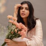 Kalyani Priyadarshan Instagram - Taking a moment during this post to say thank you to everyone who made this a 3 Million Instagram family! ☺️🥰♥️ Shot by : @kiransaphotography Styled by: @nikhitaniranjan Outfit: @devnaagri Jewellery: @kalyanjewellers_official And a special thank you for the perfect flowers gifted by @the.floralcollective #3million #thankyou