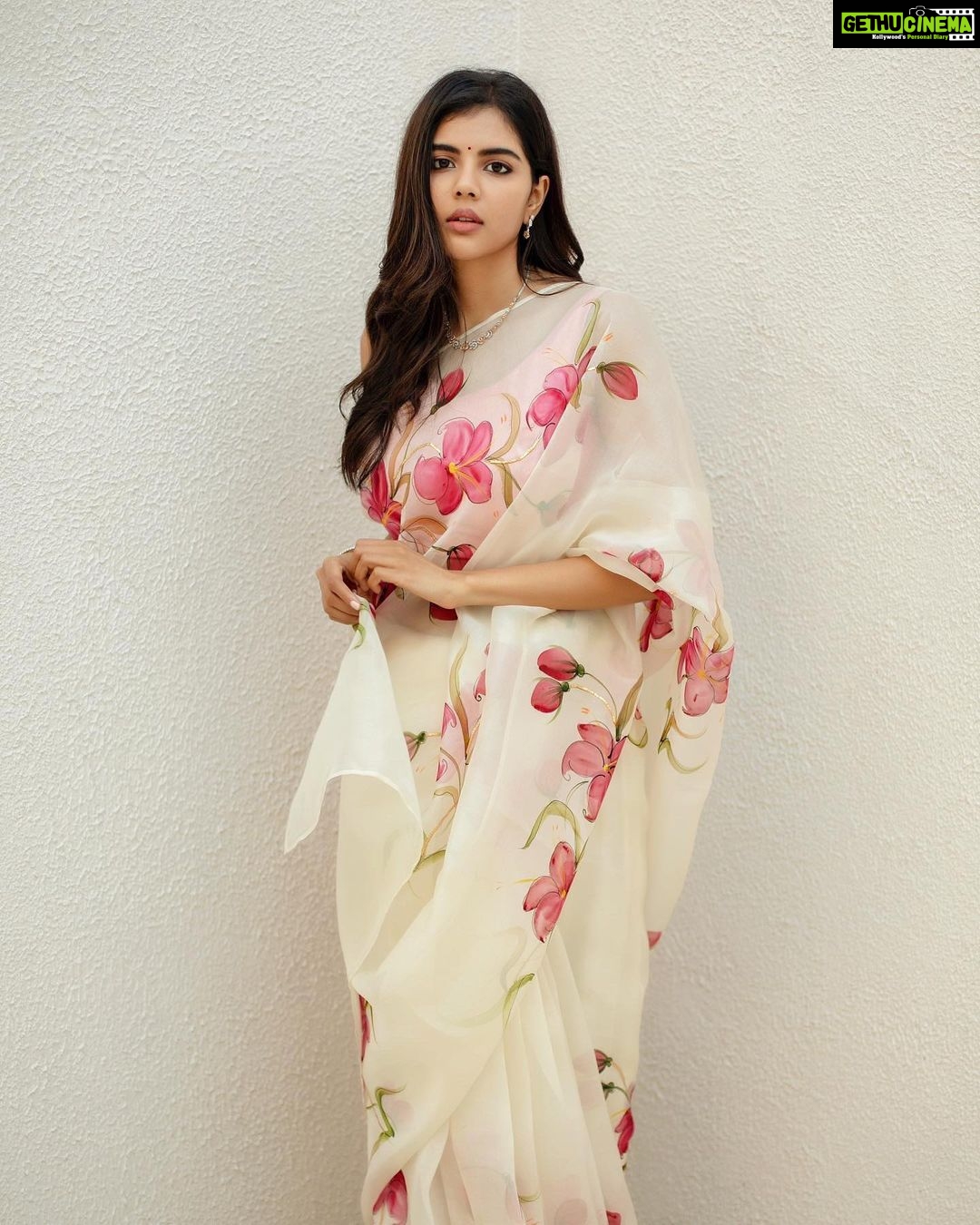 Kalyani Priyadarshan Instagram - I like my sarees draped like I like my hugs- not too tight not too loose, like a cozy wrap that caresses my soul š¤ . Photography: @kiransaphotography Styled by: @nikhitaniranjan Outfit: @picchika Jewellery: @kalyanjewellers_official