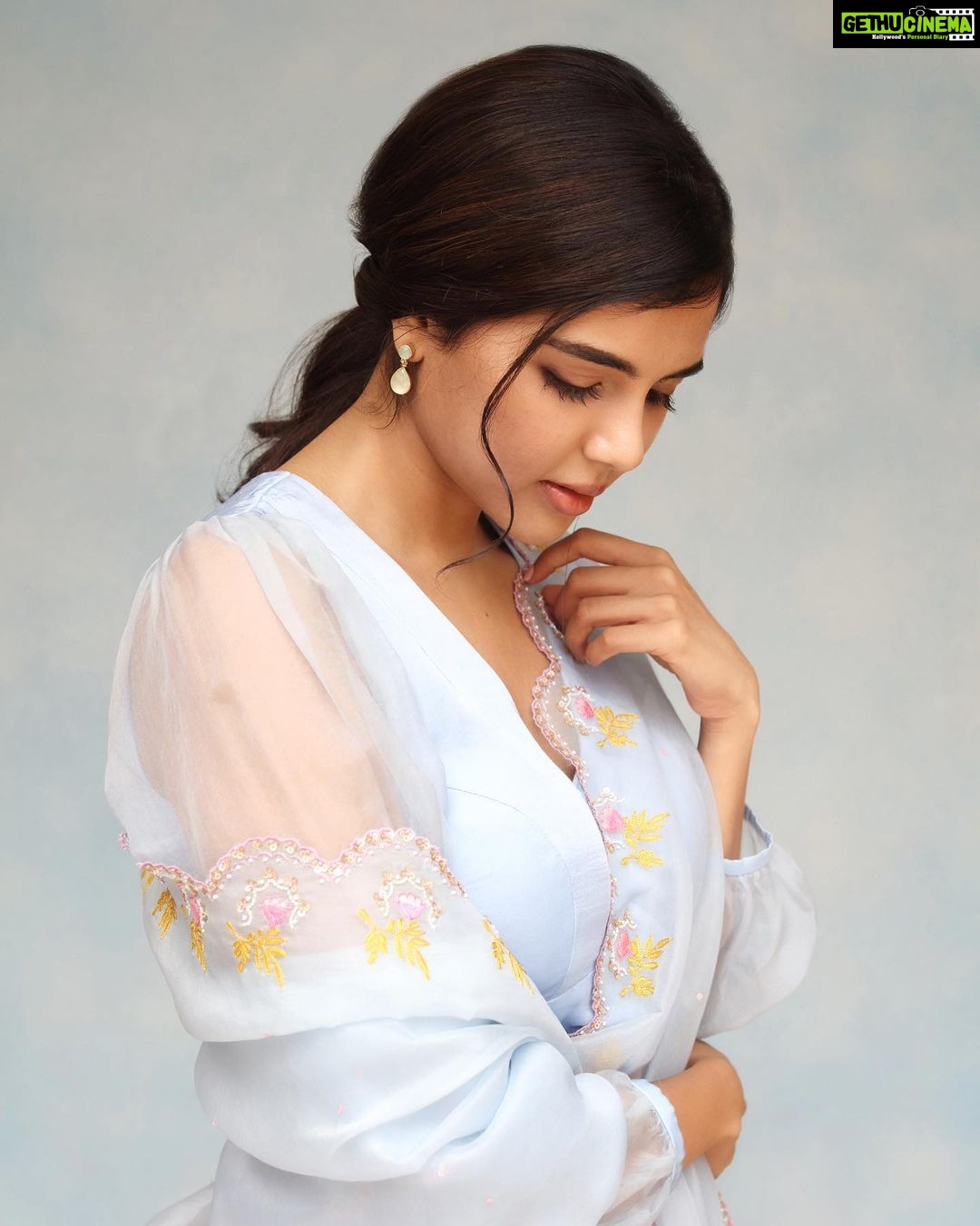 Kalyani Priyadarshan Instagram - ☁️☁️🌤 Shot by @tarunkoliyot Outfit- @pitanila.india Styling- @openhousestudio.in @pallavi_85 Makeup- @chisellemakeupandhair