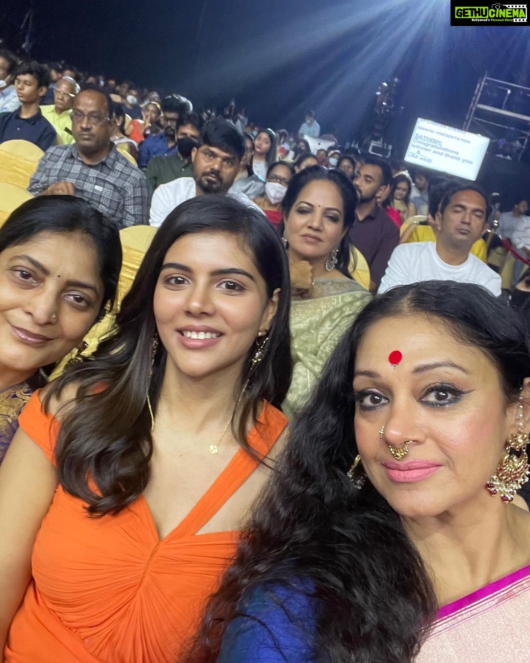 Kalyani Priyadarshan Instagram - Little gold statues, sparkly heels and my favorite people for company #siimaawards #aboutlastnight #varaneavashyamund A big thank you to everyone who voted for me. Means the world ♥️