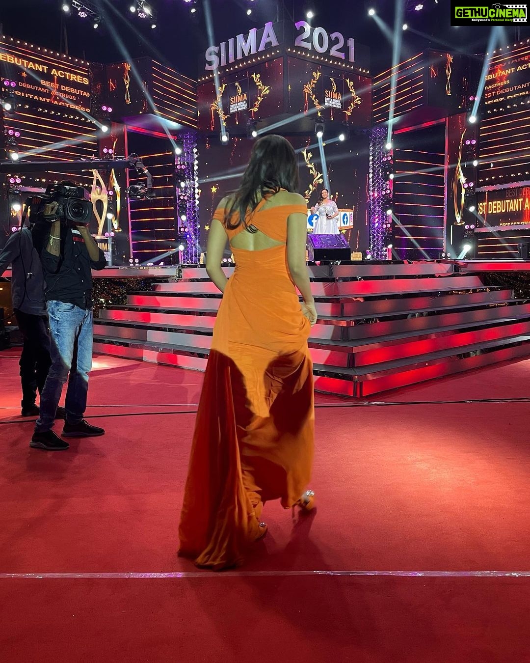 Kalyani Priyadarshan Instagram - Little gold statues, sparkly heels and my favorite people for company #siimaawards #aboutlastnight #varaneavashyamund A big thank you to everyone who voted for me. Means the world ♥️