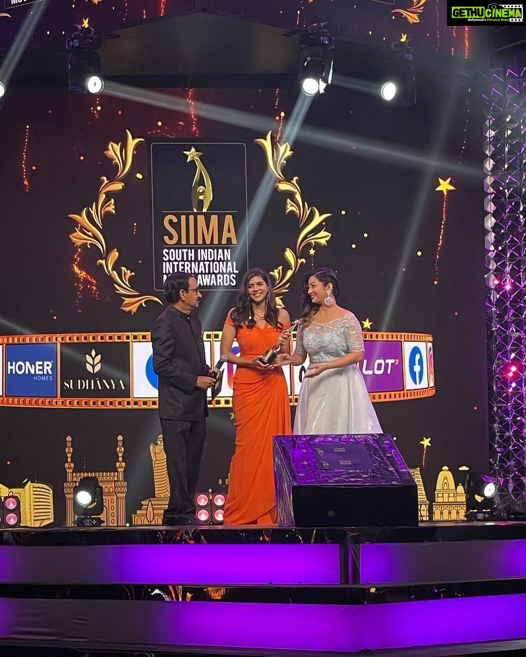 Kalyani Priyadarshan Instagram - Little gold statues, sparkly heels and my favorite people for company #siimaawards #aboutlastnight #varaneavashyamund A big thank you to everyone who voted for me. Means the world ♥️