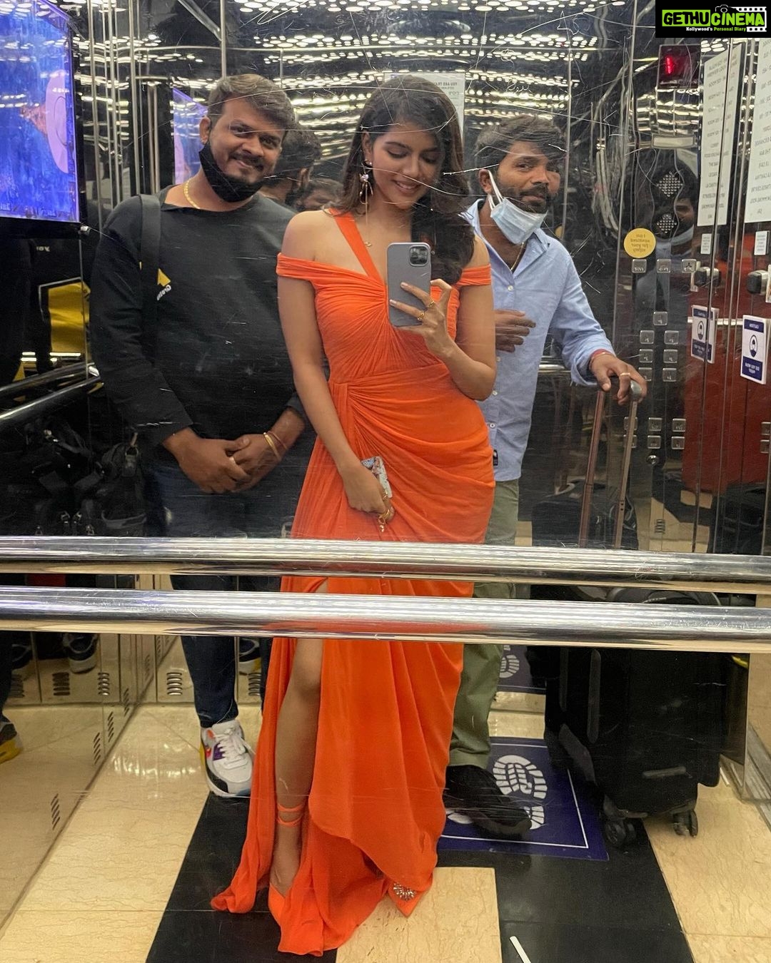 Kalyani Priyadarshan Instagram - Little gold statues, sparkly heels and my favorite people for company #siimaawards #aboutlastnight #varaneavashyamund A big thank you to everyone who voted for me. Means the world ♥️