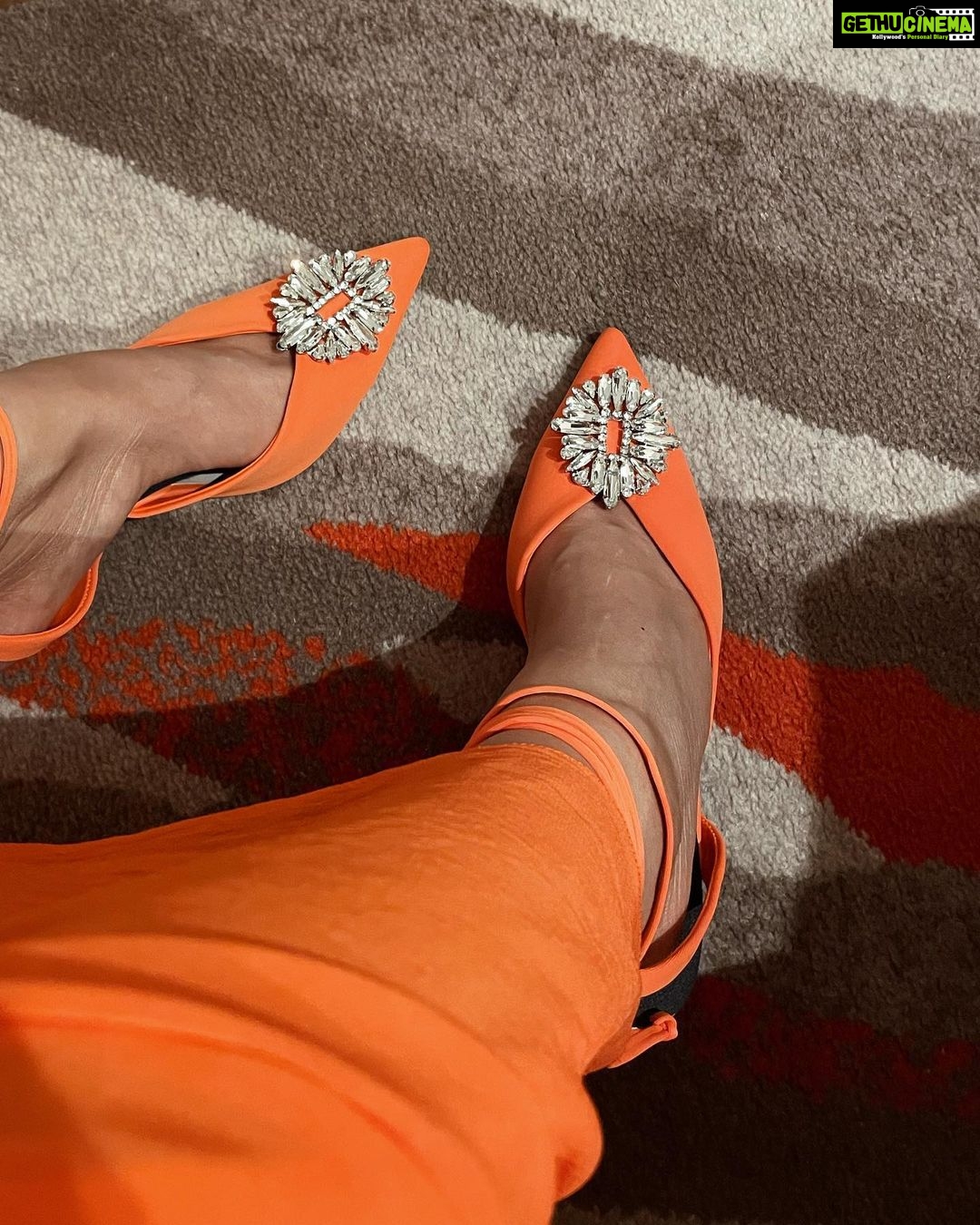 Kalyani Priyadarshan Instagram - Little gold statues, sparkly heels and my favorite people for company #siimaawards #aboutlastnight #varaneavashyamund A big thank you to everyone who voted for me. Means the world ♥️