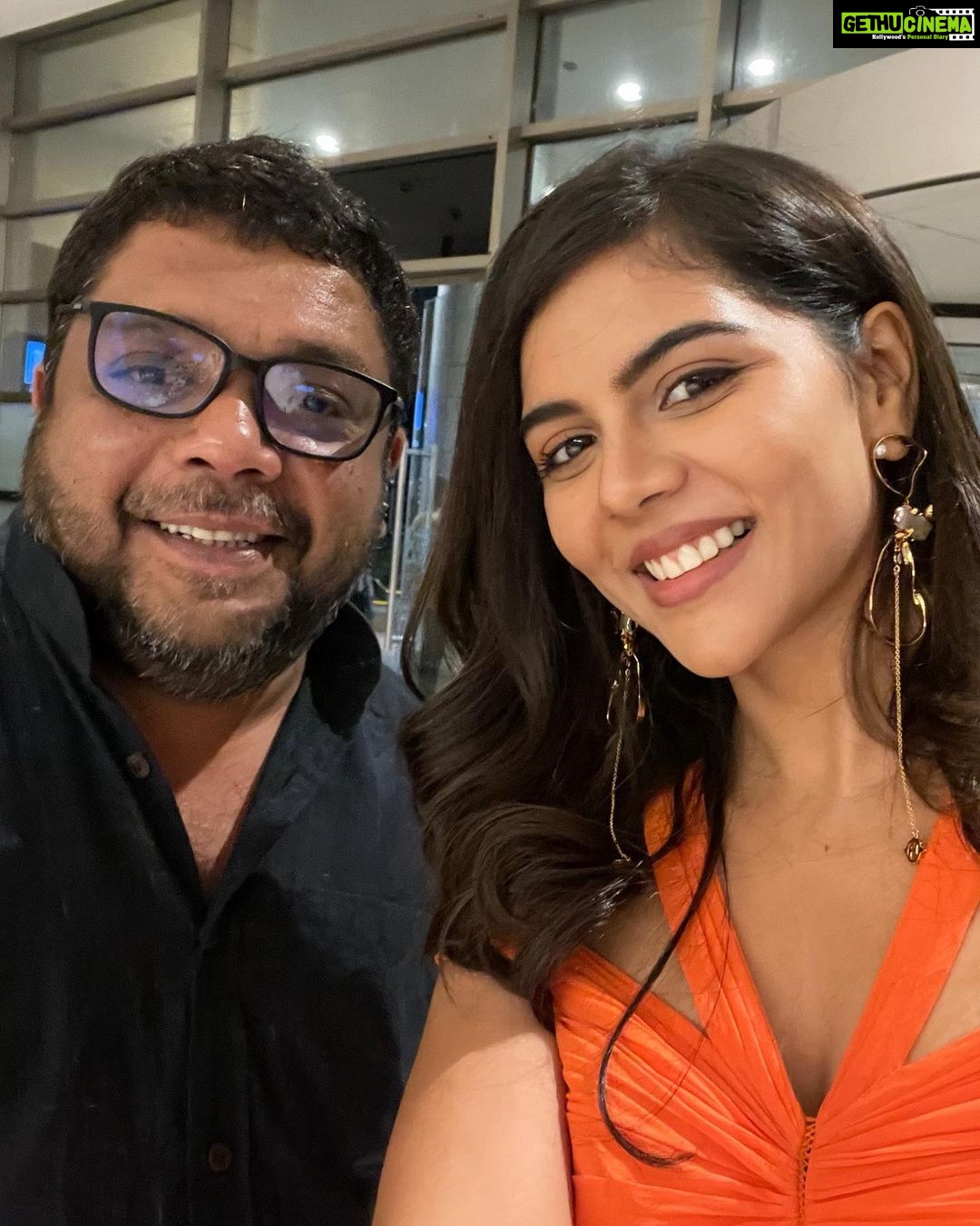 Kalyani Priyadarshan Instagram - Little gold statues, sparkly heels and my favorite people for company #siimaawards #aboutlastnight #varaneavashyamund A big thank you to everyone who voted for me. Means the world ♥️