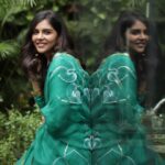 Kalyani Priyadarshan Instagram - Me: "Mirror mirror on the wall, who's the prettiest, funniest and coolest of them all?" Them: "Umm that's a glass window" Me: "oh ok 😶" . . Shot by @kiransaphotography Styled by @nikhitaniranjan Outfit @picchika Jewelry @kalyanjewellers_official
